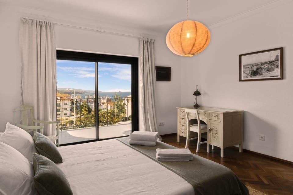 Bed, Seating area, Bedroom
