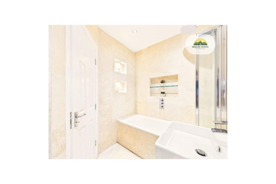 Modern 4 Bed, 2 bath, Garden, free parking House in Enfield