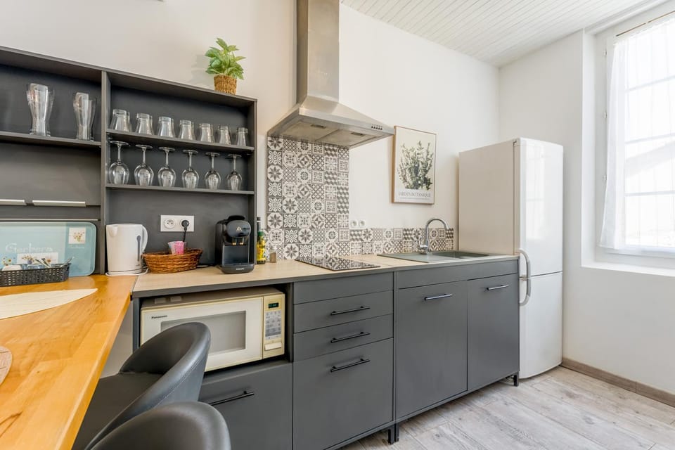 Coffee/tea facilities, stove, toaster