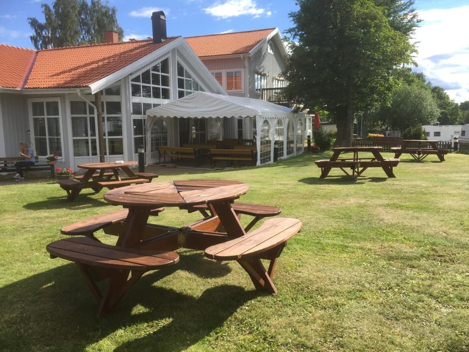 Patio, Restaurant/places to eat, Communal lounge/ TV room, Garden, Shopping Area