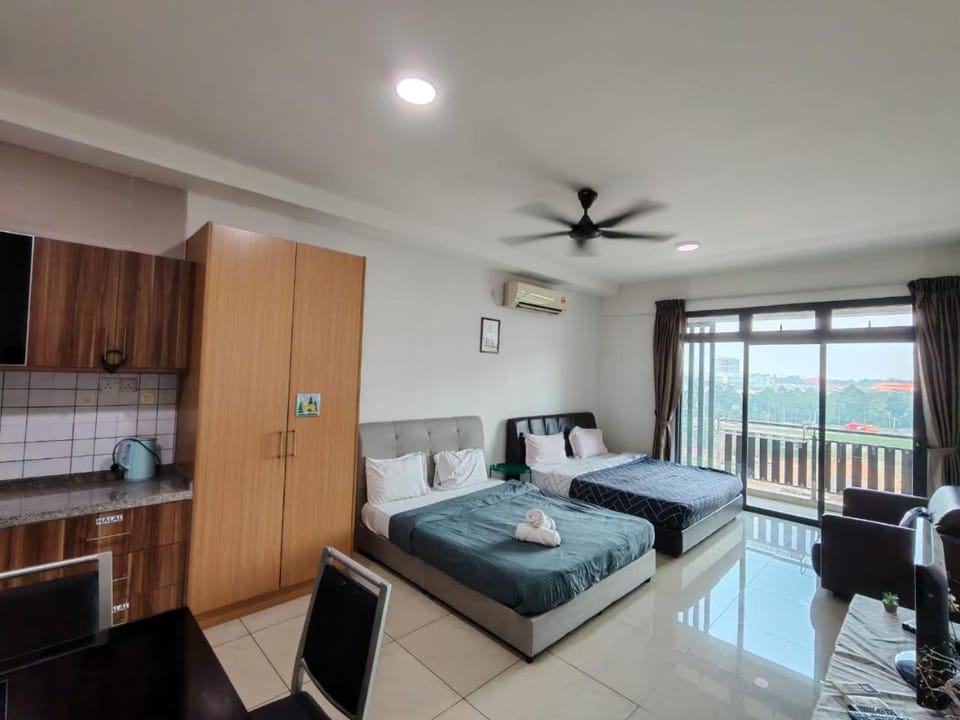Bed, TV and multimedia, Kitchen or kitchenette, Living room, Photo of the whole room, Seating area, Dining area, Bedroom, air conditioner