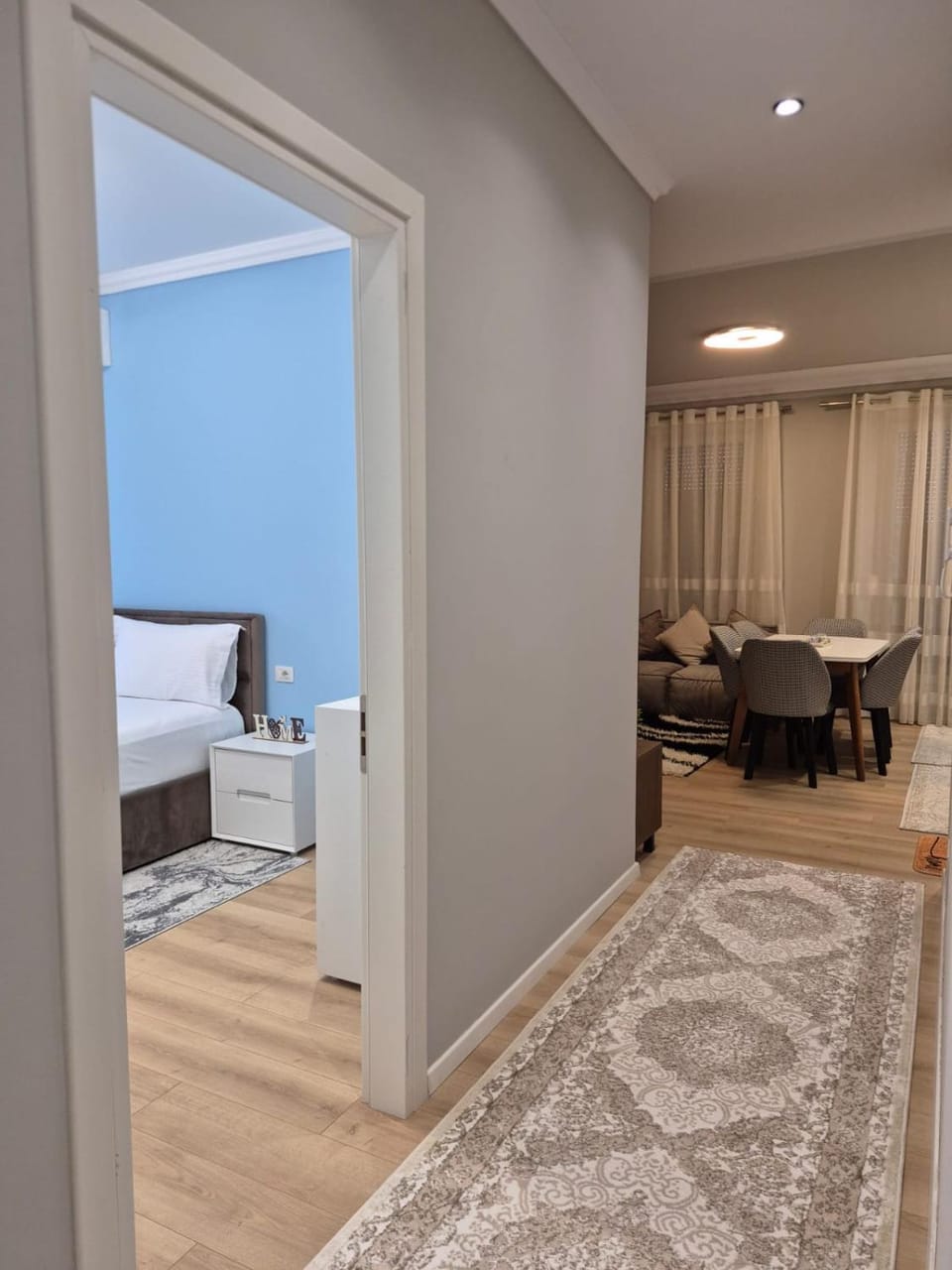 Bed, TV and multimedia, Living room, Photo of the whole room, Seating area, Bedroom