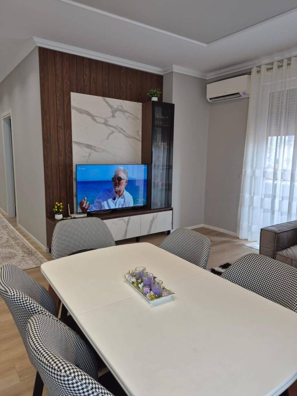 Communal lounge/ TV room, TV and multimedia, Living room, Seating area, Dining area, Evening entertainment, air conditioner