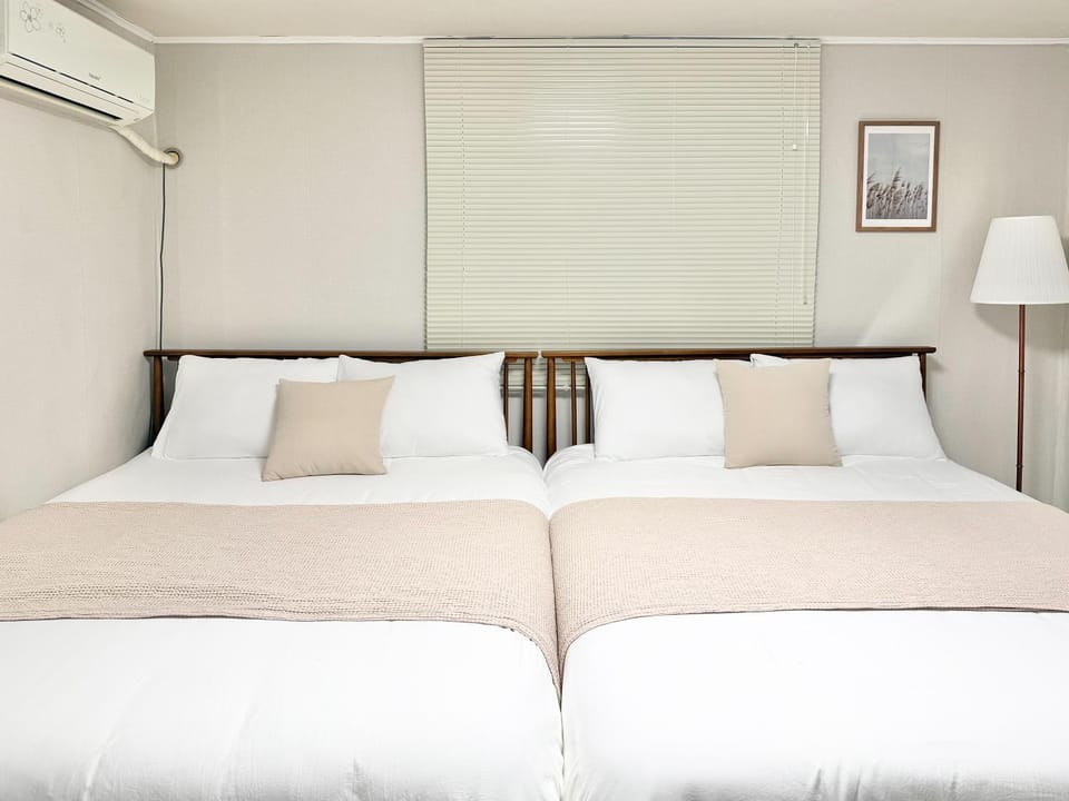 Bed, Bedroom, Parking