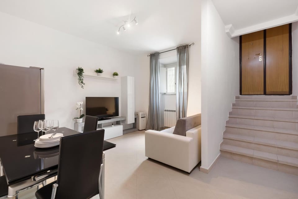 Communal lounge/ TV room, TV and multimedia, Living room, Dining area, Evening entertainment