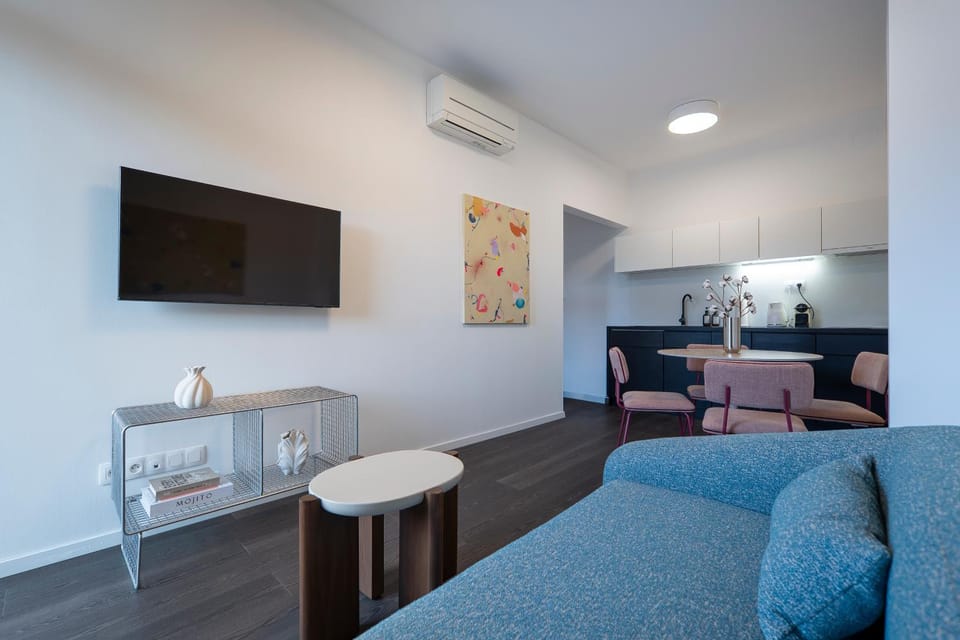 TV and multimedia, Living room, Seating area, air conditioner