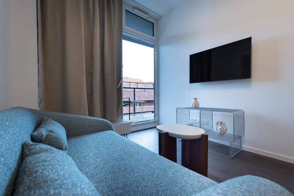 Communal lounge/ TV room, Bed, TV and multimedia, Living room, Photo of the whole room, Seating area, Evening entertainment, Bedroom, air conditioner
