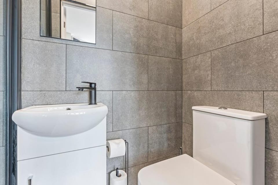 Spacious, Modern Home with LayZSpa&Parking House in Wyre Forest District
