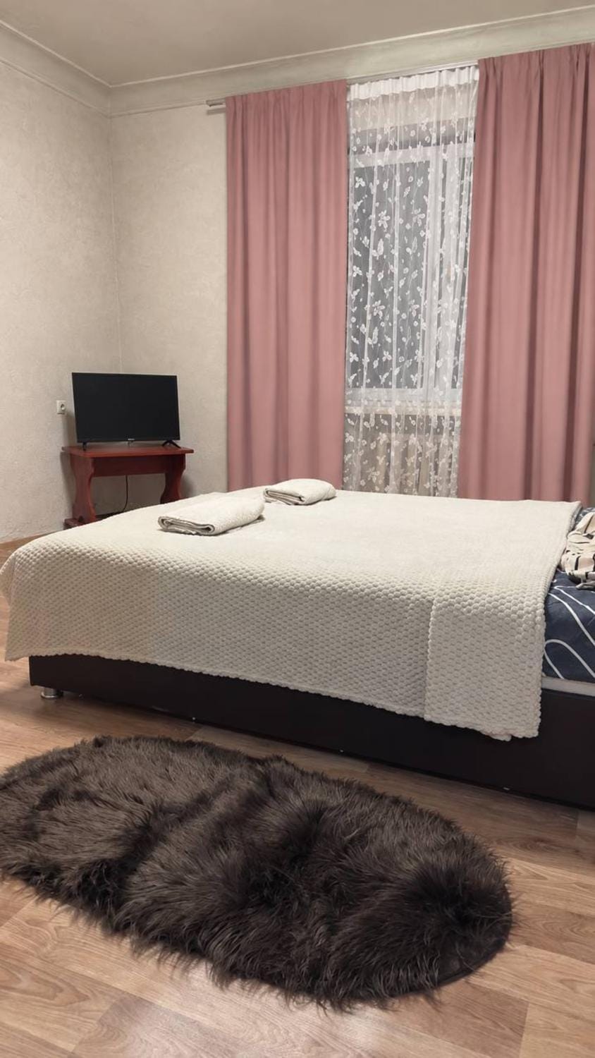 Bed, TV and multimedia, Bedroom