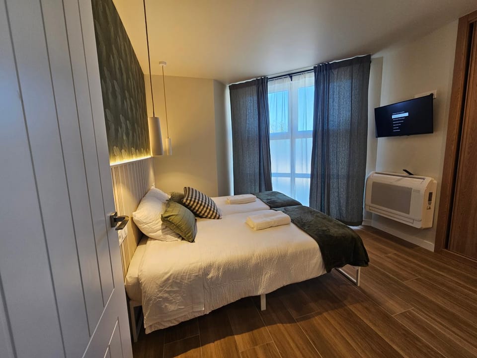 Bed, Bathroom, TV and multimedia, Photo of the whole room, Bedroom