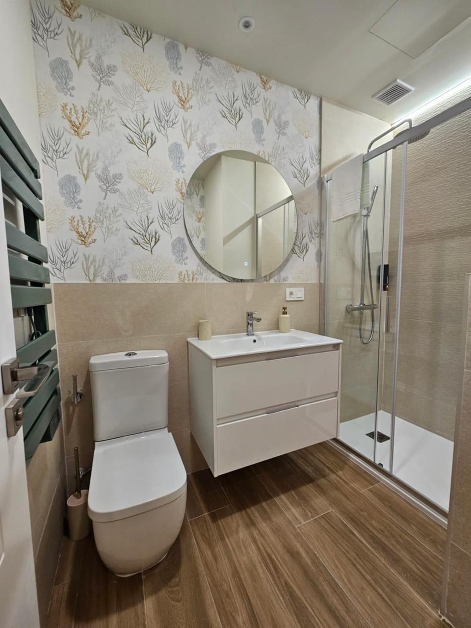 Shower, Toilet, Bathroom, towels