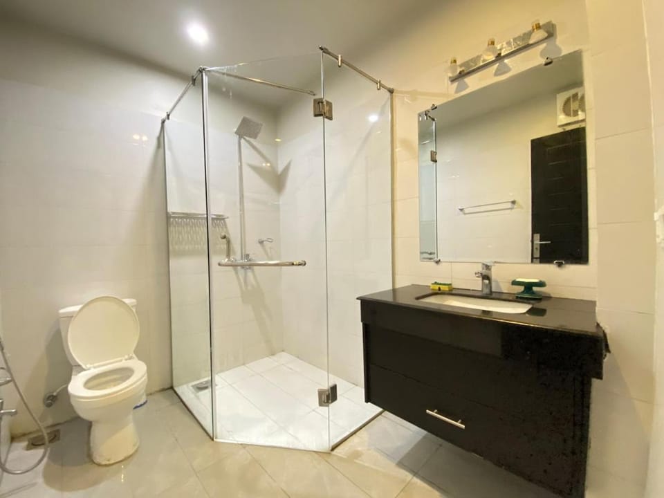 Shower, Toilet, Bathroom, towels