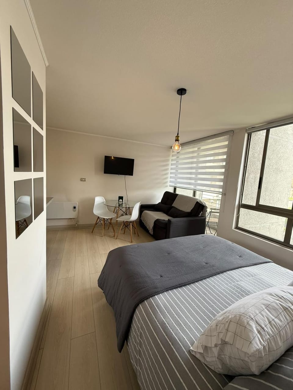 Bed, TV and multimedia, Photo of the whole room