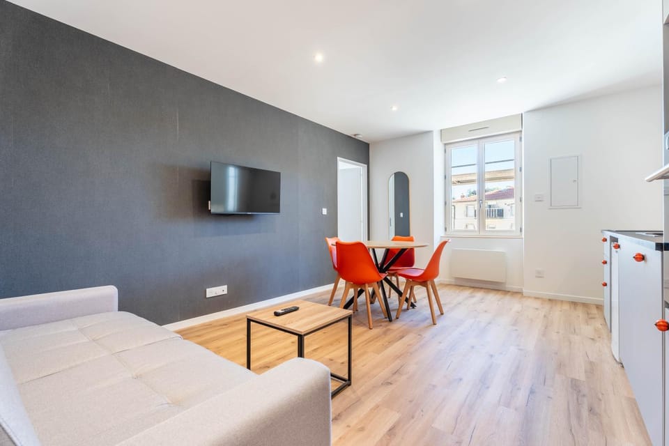 TV and multimedia, Living room, Photo of the whole room, Seating area, Bedroom