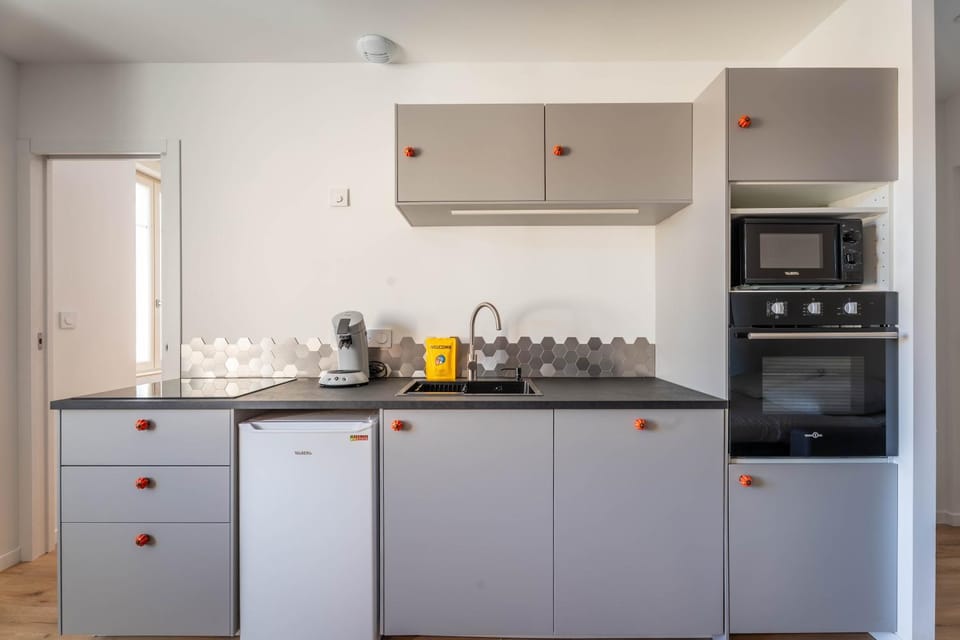 Coffee/tea facilities, Kitchen or kitchenette, dishwasher, oven, stove