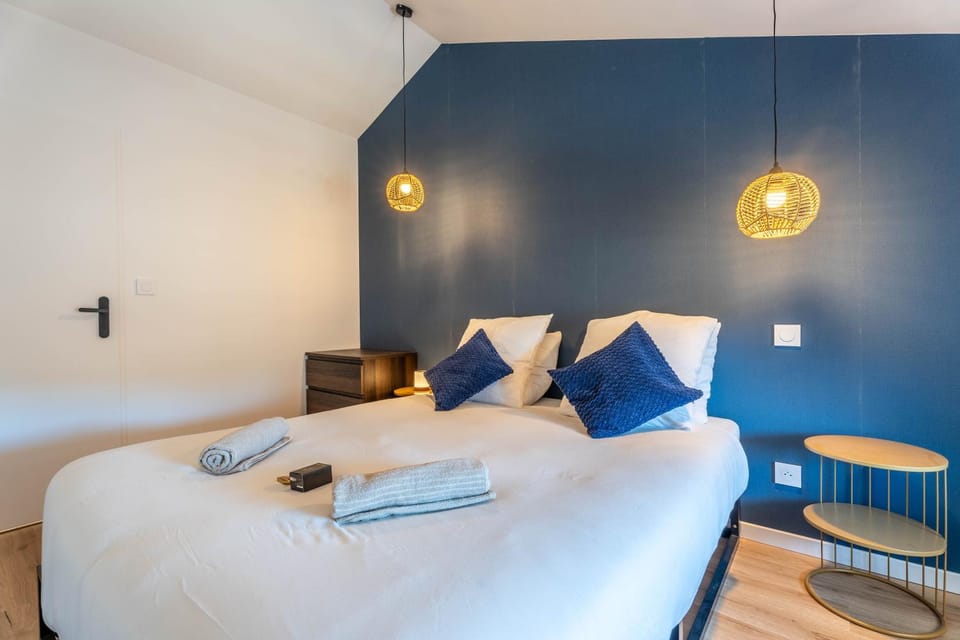 Bed, Photo of the whole room, Bedroom, towels
