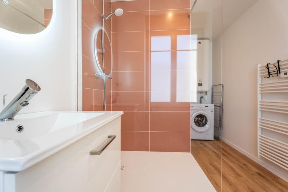 Shower, Bathroom, towels, washing machine