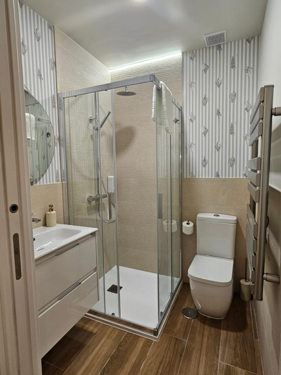 Shower, Toilet, Bathroom, towels