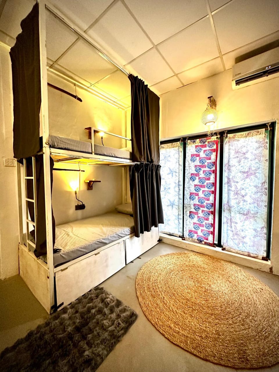 Bed, Photo of the whole room, Bedroom, bunk bed, air conditioner