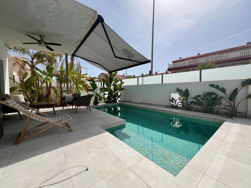 Swimming pool, sunbed