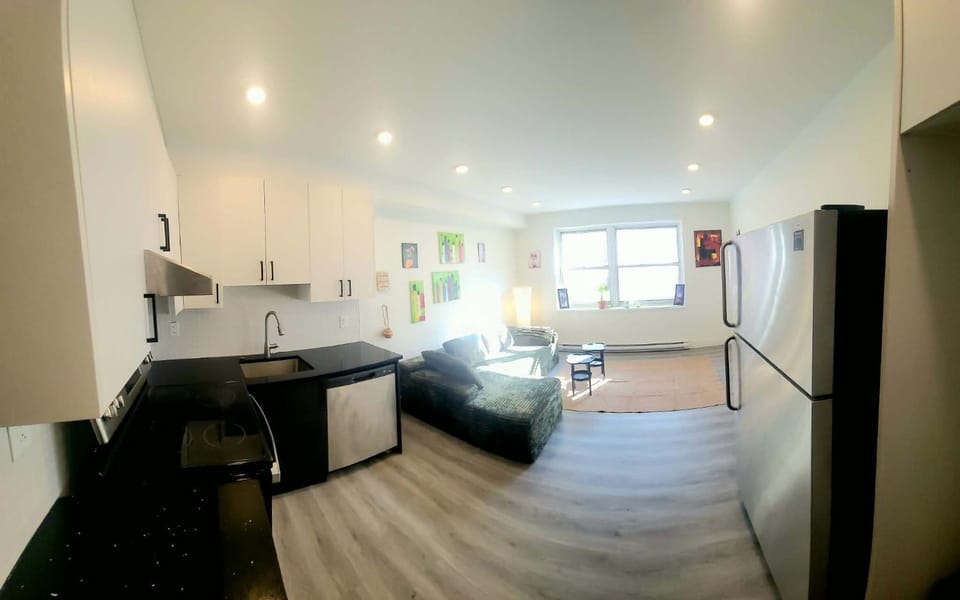 Cozy 2-Bedroom Apartment in Vibrant Montreal Apartment in Côte Saint-Luc