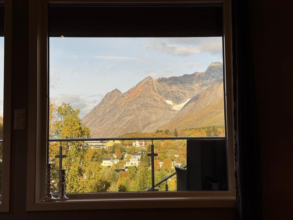 Nearby landmark, Day, Natural landscape, Mountain view