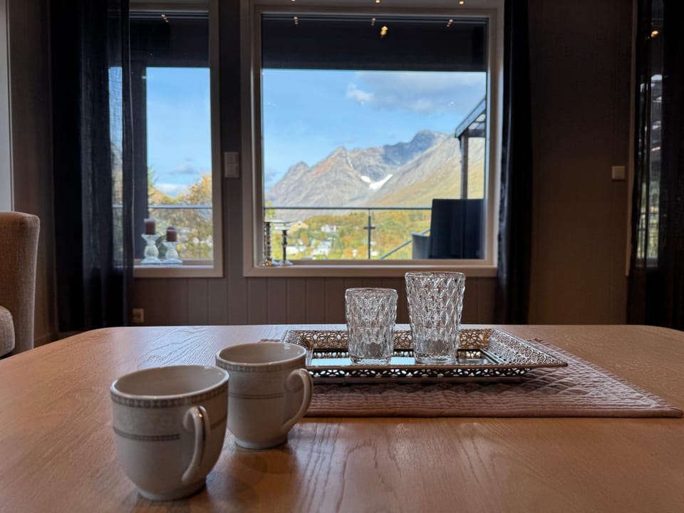 Natural landscape, TV and multimedia, Living room, Mountain view, heating