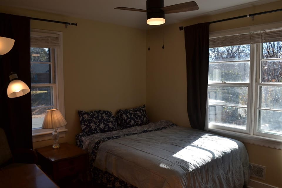 Room in A Single House 15-Minute Walk to UVA Campus Apartment in Charlottesville