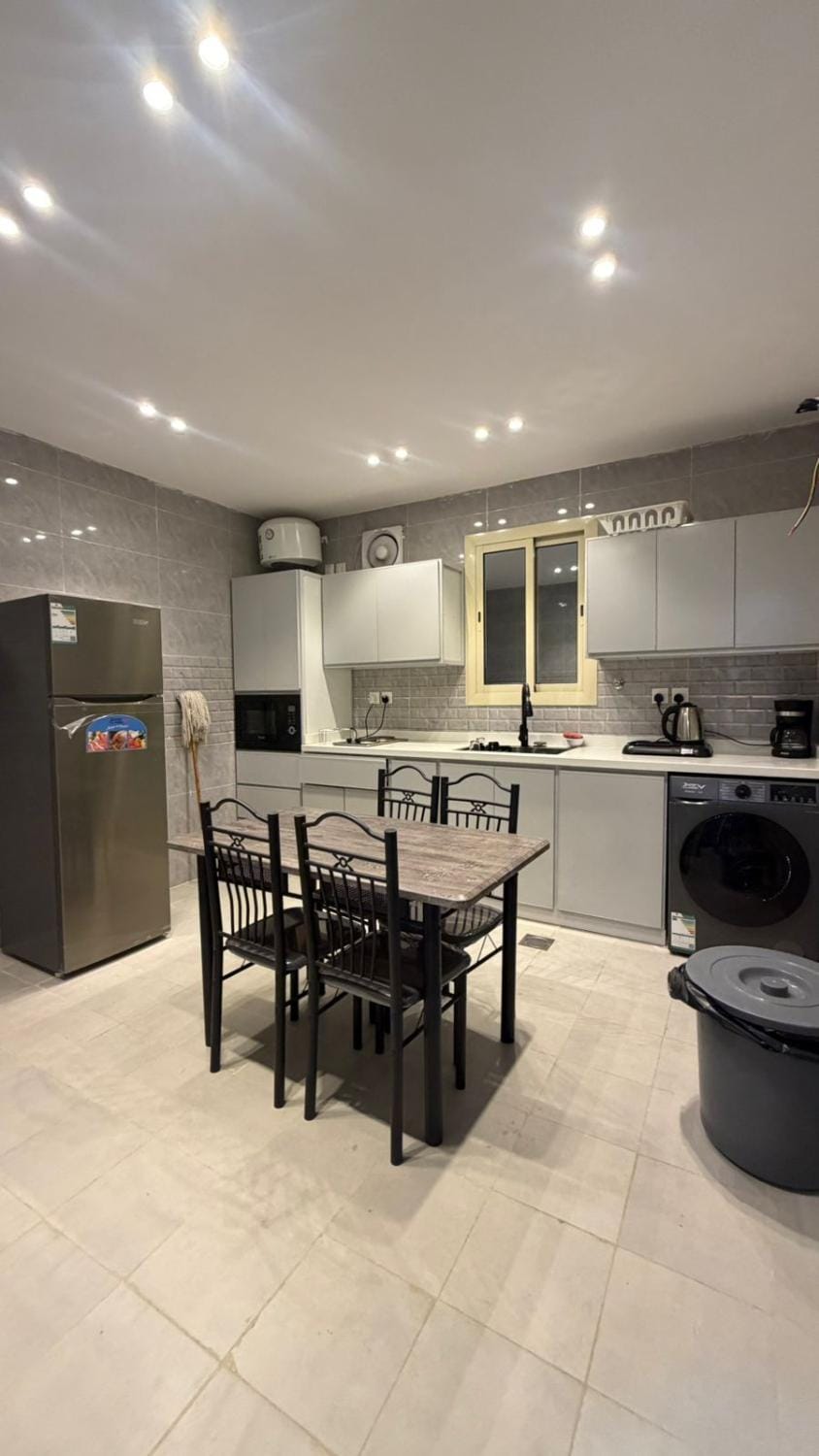 Kitchen or kitchenette, Dining area, oven
