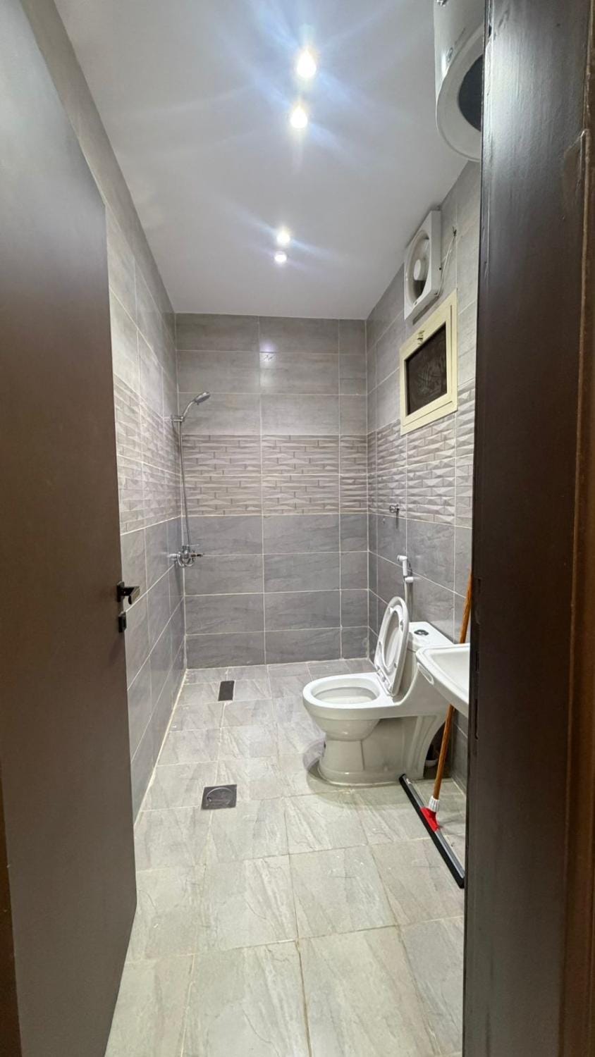 Shower, Toilet, Bathroom, towels