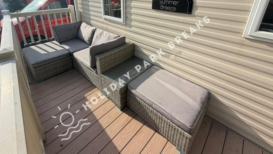 Hideaway - Sleeps 6 - Free Wi-Fi - Green Lawns at Seal Bay House in Selsey