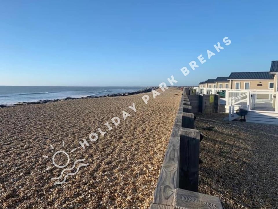 Hideaway - Sleeps 6 - Free Wi-Fi - Green Lawns at Seal Bay House in Selsey
