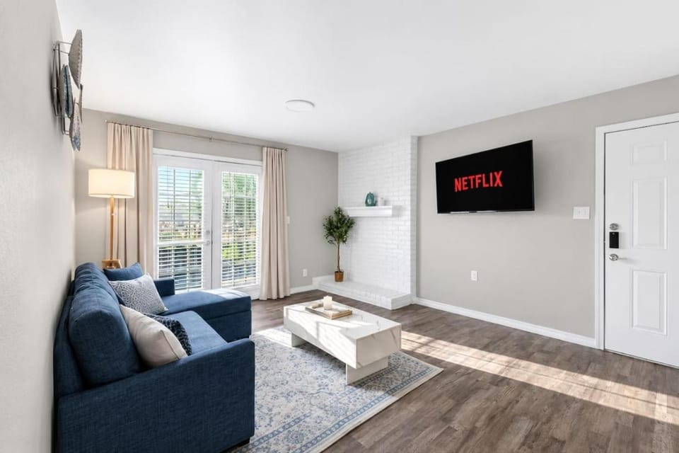 TV and multimedia, Living room, Evening entertainment