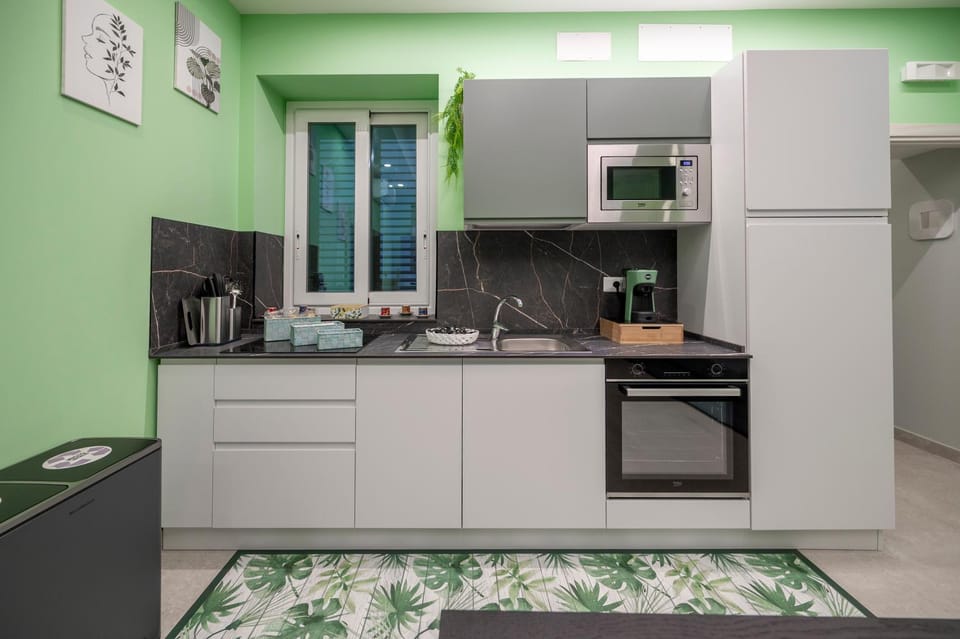 Coffee/tea facilities, Kitchen or kitchenette, dishwasher, oven, stove