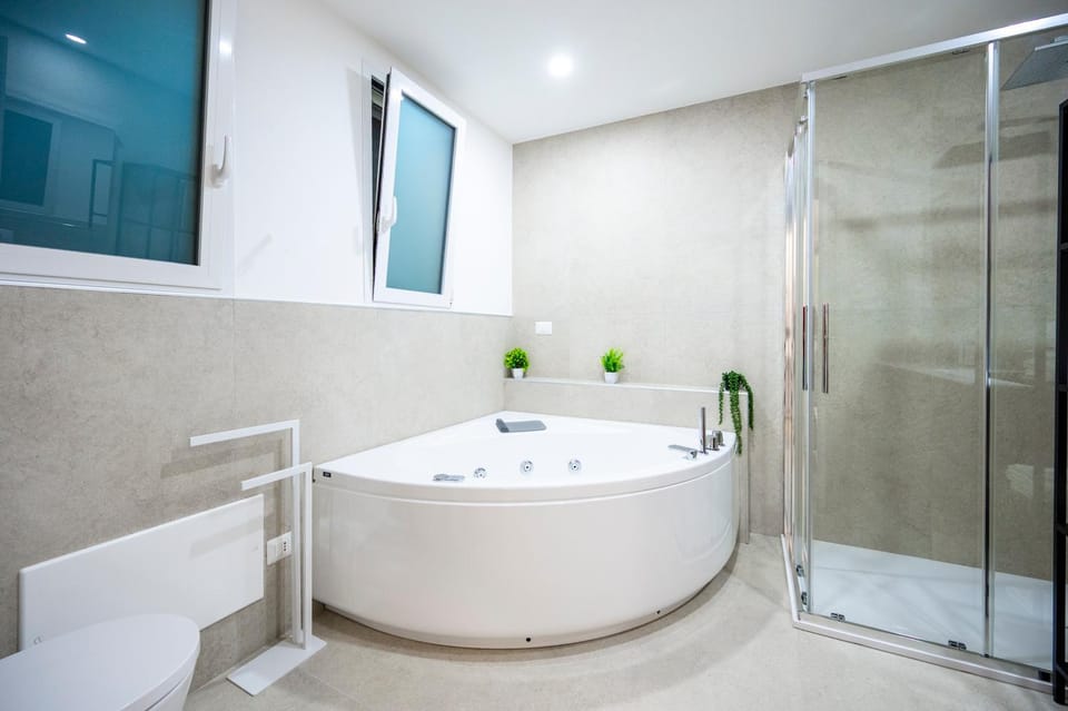 Shower, Hot Tub, Bathroom, Bath, towels