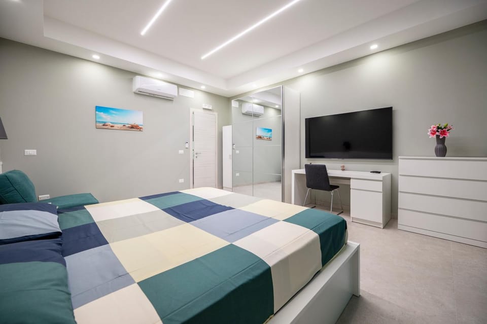 Bed, TV and multimedia, Photo of the whole room, Seating area, Evening entertainment, Bedroom, wardrobe, air conditioner