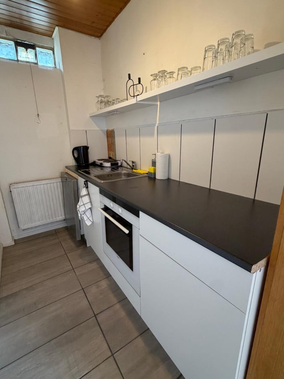 Kitchen or kitchenette, dishwasher, stove