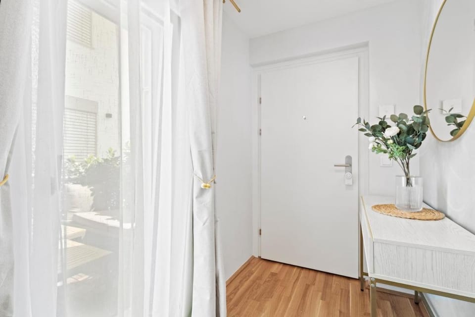 Modern 1BR terrace stay near U1 metro Apartment in Vienna