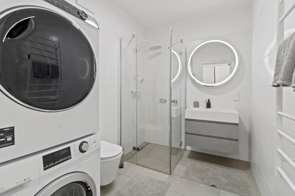 1BR balcony stay near U1 metro and Donau Zentrum Apartment in Vienna