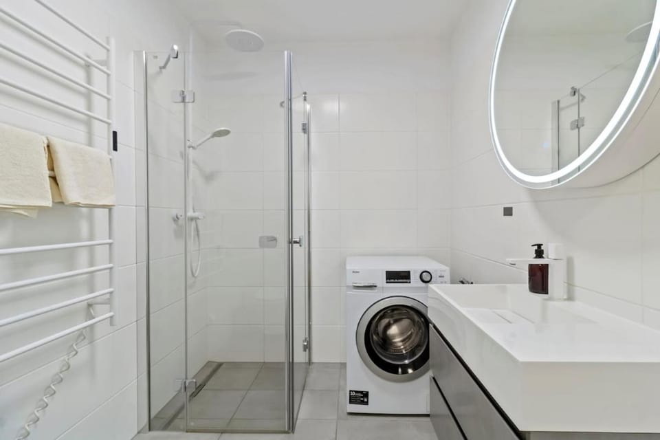 Modern 1BR balcony stay near U1 metro Apartment in Vienna