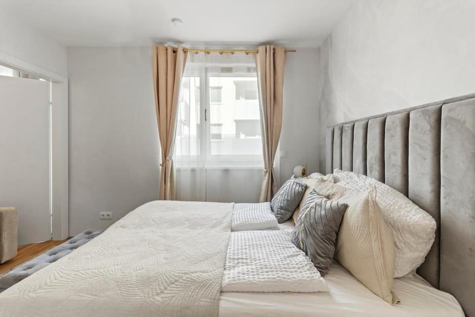 Modern 1BR balcony stay near U1 metro Apartment in Vienna