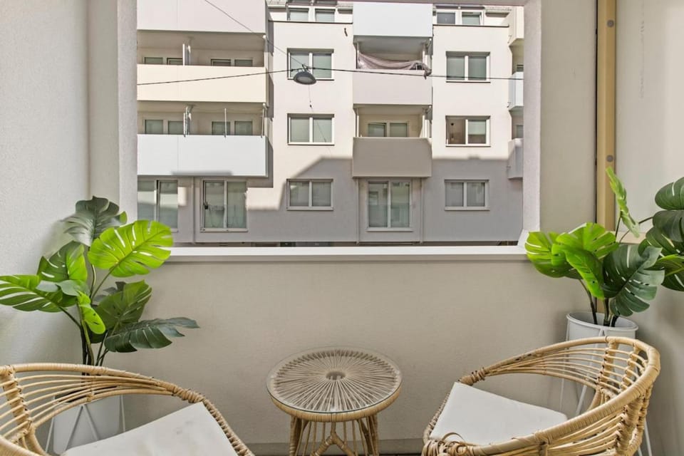 Modern 1BR balcony stay near U1 metro Apartment in Vienna