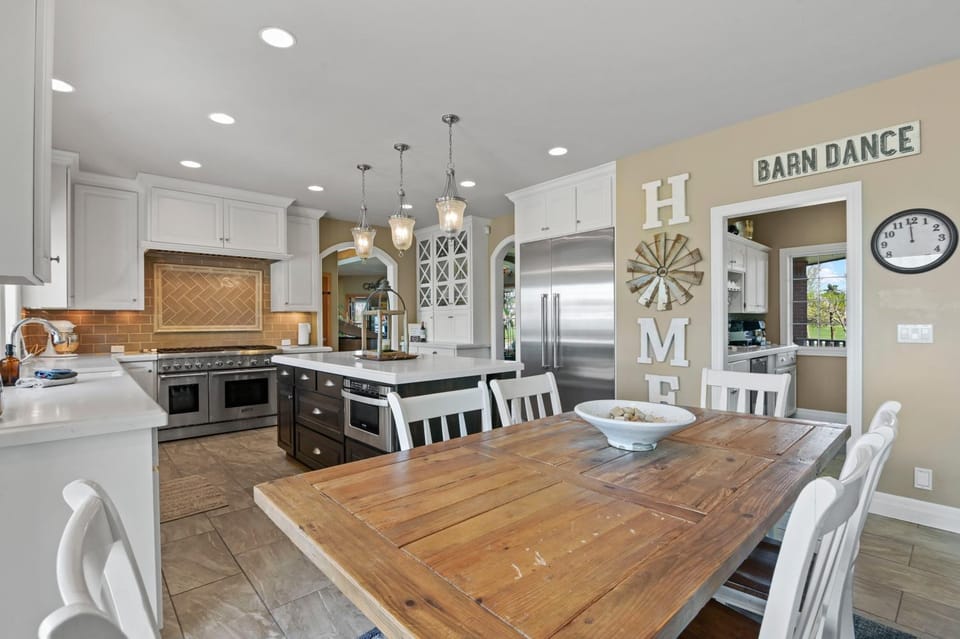 Kitchen or kitchenette, Dining area, dishwasher, minibar, stove