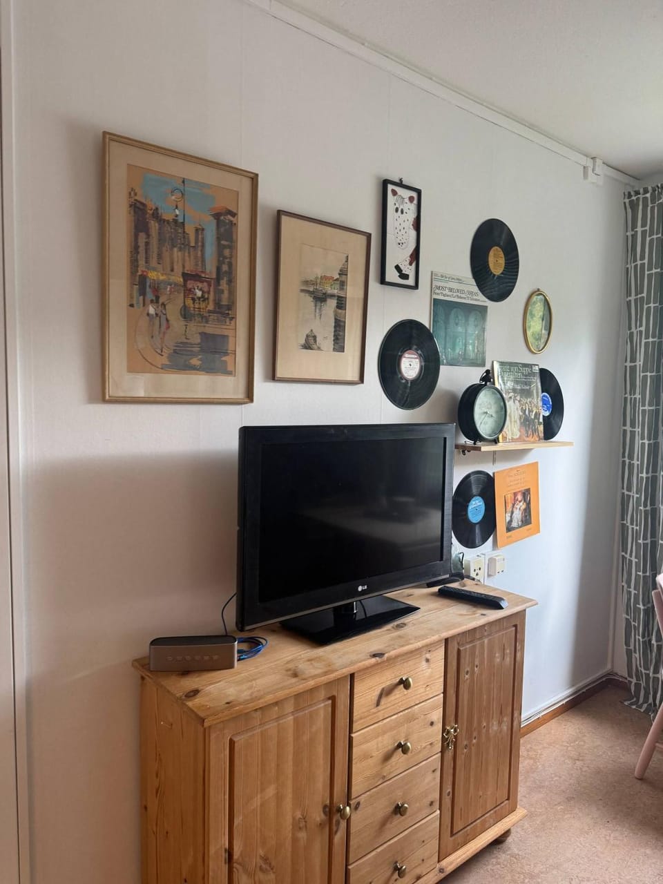 Communal lounge/ TV room, TV and multimedia, Decorative detail