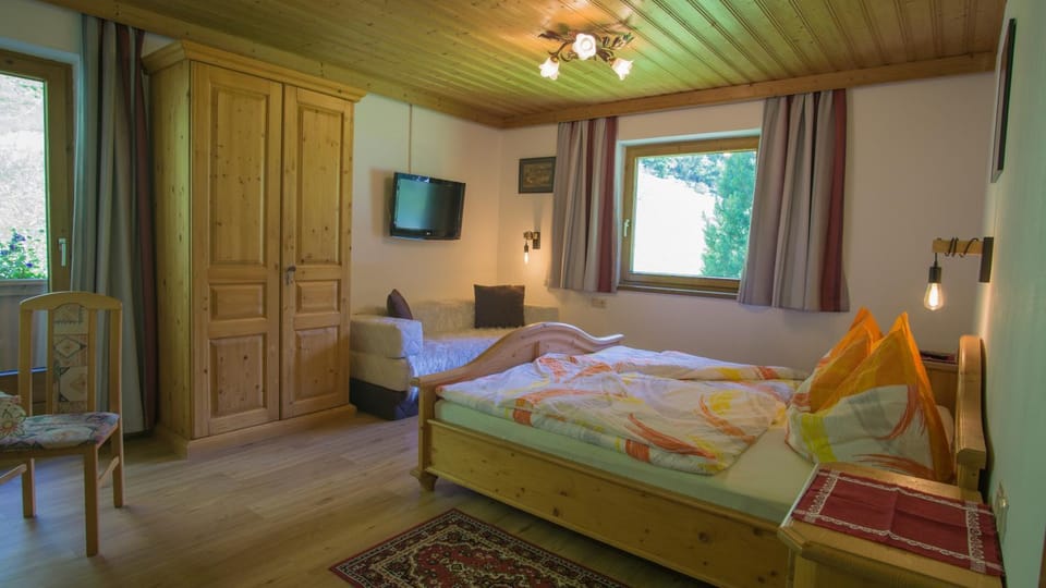 Bed, Day, Summer, TV and multimedia, Balcony/Terrace, Photo of the whole room, Seating area, Bedroom, On site