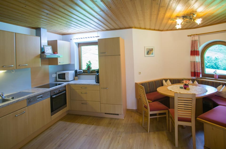 Summer, Kitchen or kitchenette, Living room, Seating area, Dining area, On site, Mountain view