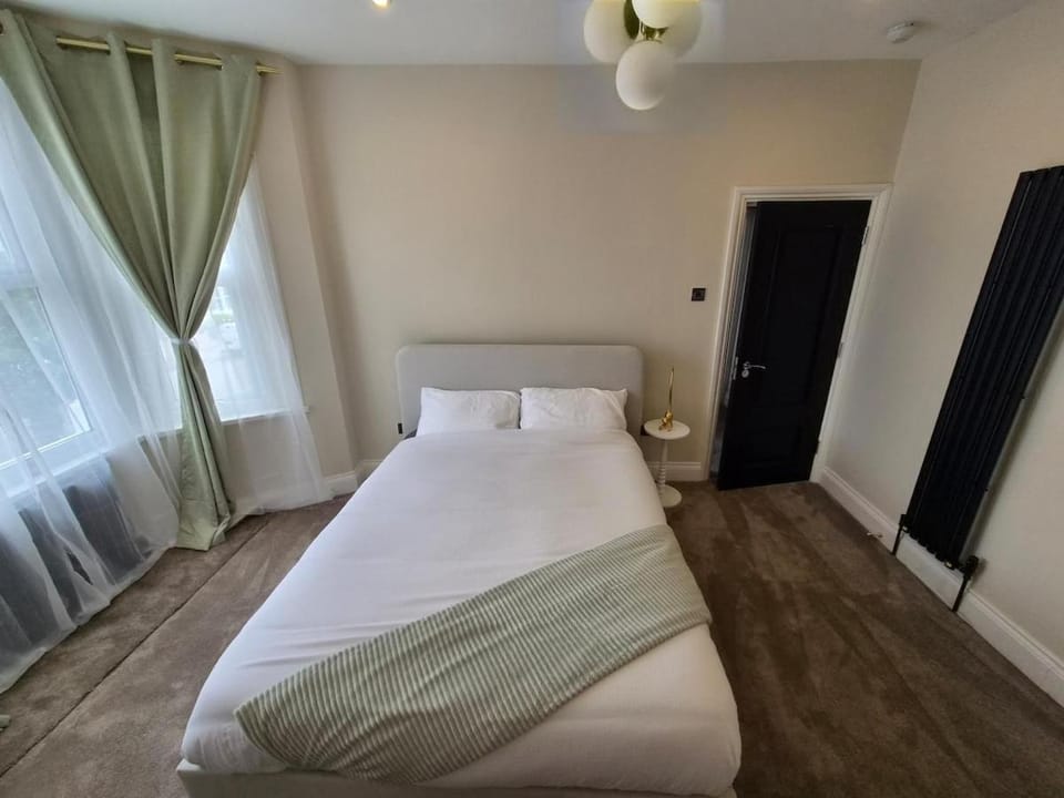 Valentines Break - 1 bed Spacious Apartment onsite parking Apartment in Ilford