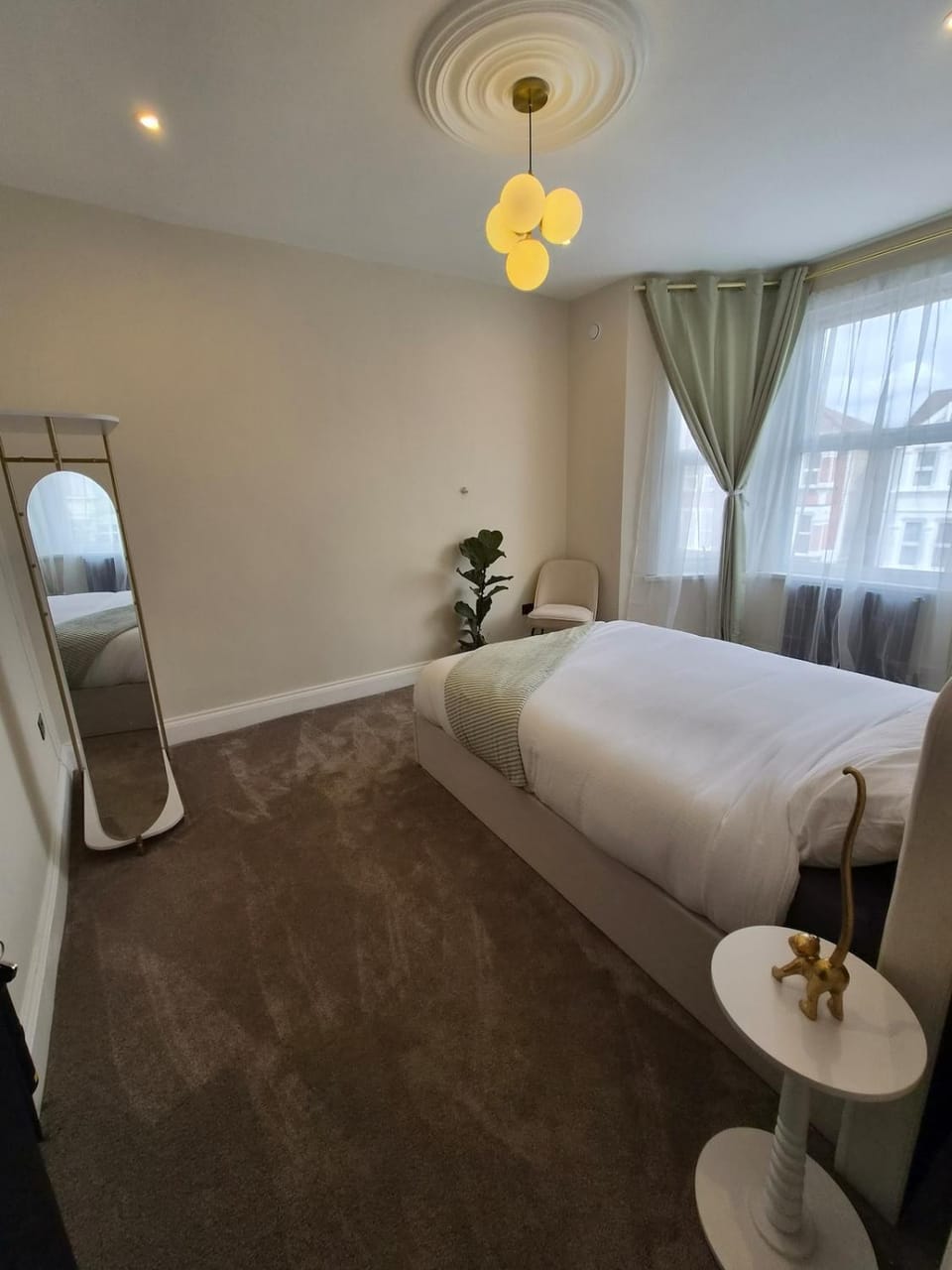Valentines Break - 1 bed Spacious Apartment onsite parking Apartment in Ilford