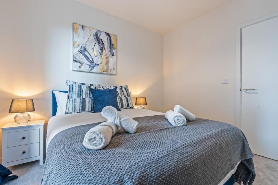 2 Bed Sleeps 6 with Pool Table, near Wembley Apartment in Harrow