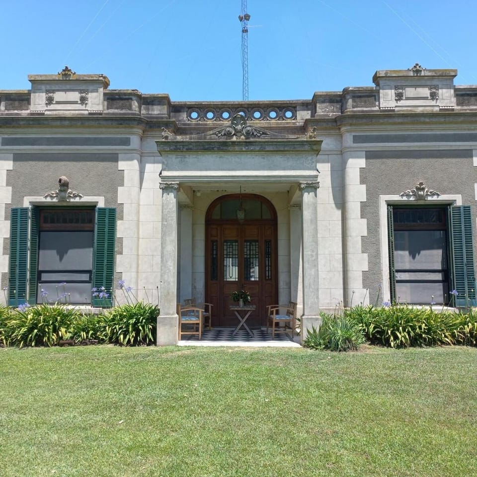 Encantadora estancia con pileta y parque privados House in Buenos Aires Province